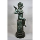 Joseph Daste (französisch, 1881-1945), Bronzefigur, Putto mit Flöte auf einer Säule sitzend, Mon