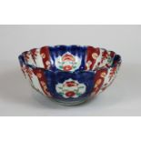Imari Schale, Japan, Porzellan, wohl ende 19. Jh., blau-rotes allseitiges Dekor, handgemalt, blau u
