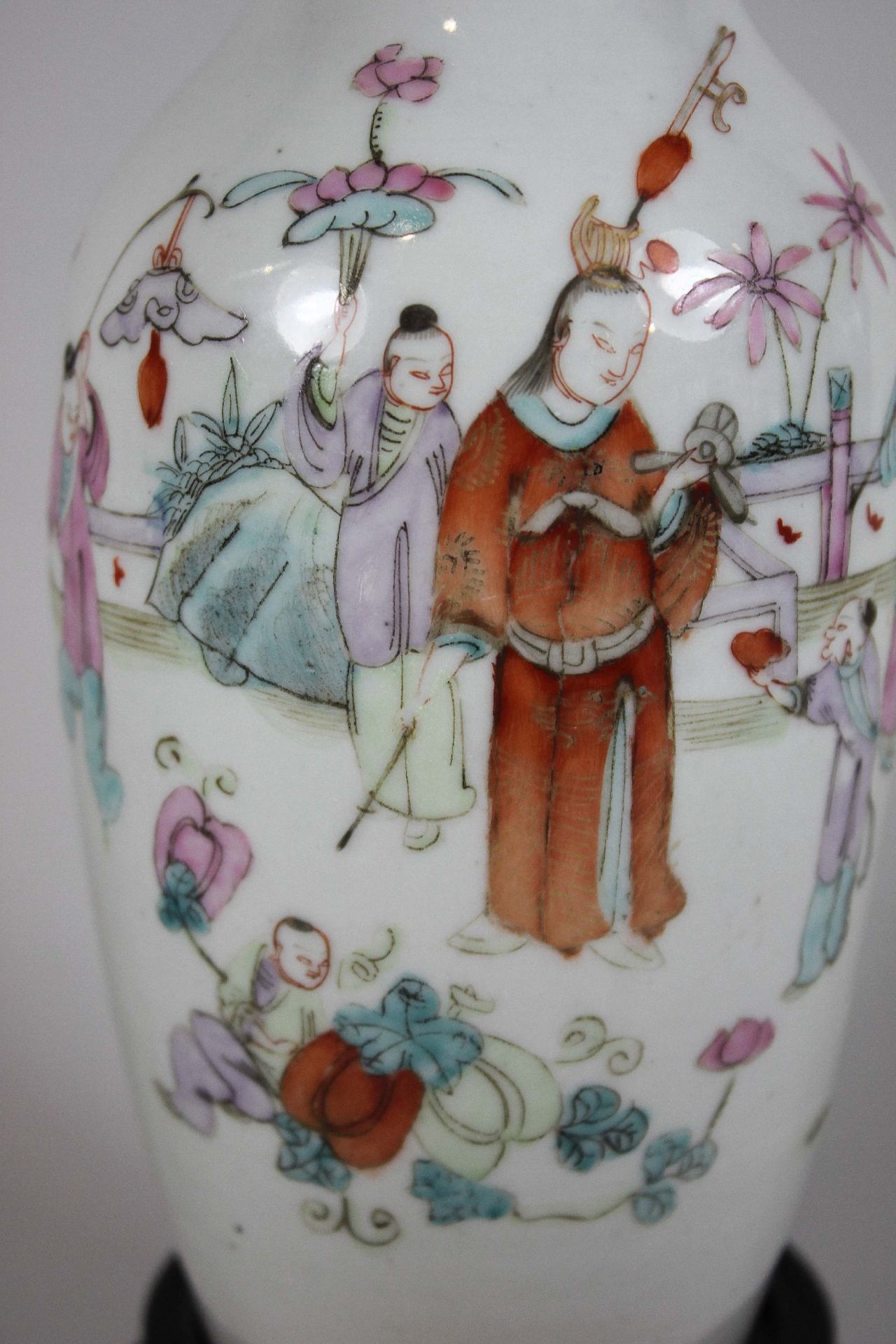 Porzellanvase, Familie Rose, Qing-Dynastie, China, 19. Jh., polychrome Überglasur, figürliche Sze - Image 4 of 5