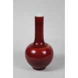 Vase, Porzellan, polychrom rot glasiert, Qing-Dynastie, blaue Kaiser Kangxi (1654 - 1722) Marke am<