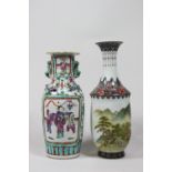 Paar Vasen, China, Porzellan, polychrom über Glasur, 1: zwei Szenen umrahmt von Ranken, plastisch<