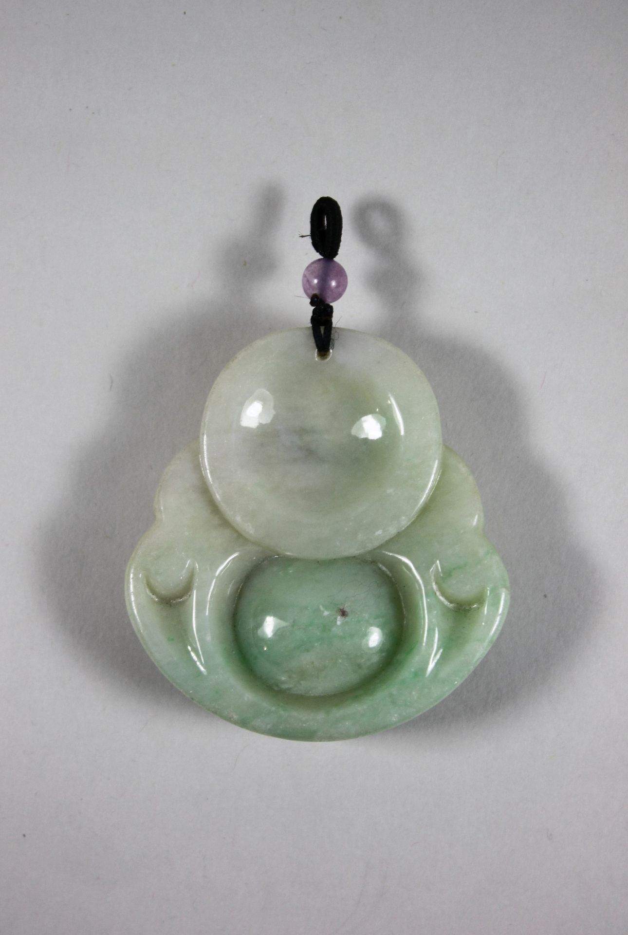 Jade Amulett, China, hellgrün, Buddha. Maße: 6 x 5 cm.Jade Amulett, China, hellgrün, Bud - Bild 2 aus 2