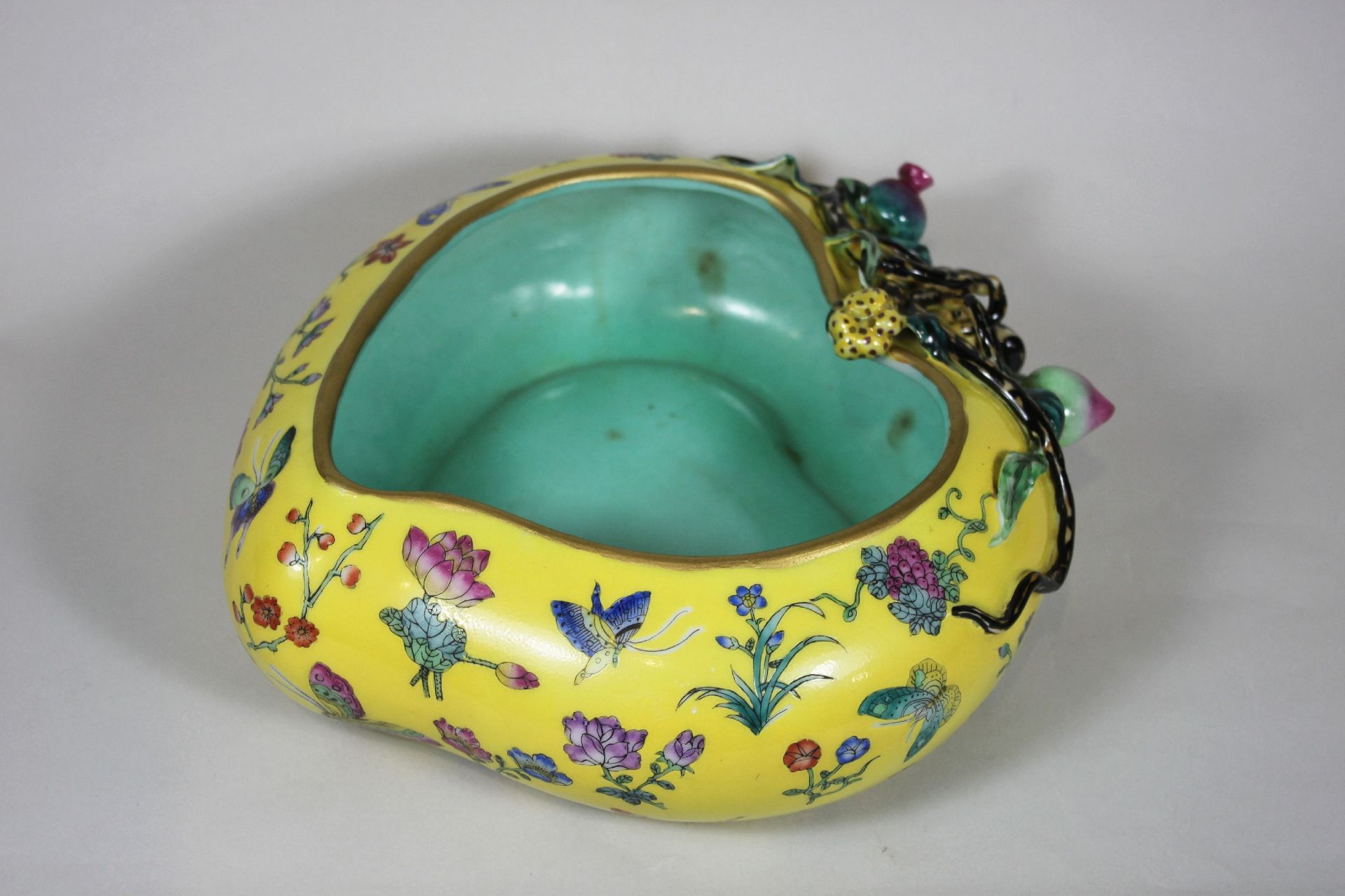 Schale, China, Familie Jaune, Gelb Glasiert, Herzform, polychrom Bemalt über Glasur mit Blüten, R