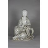 Blanc de Chine Figur, Guanyin, China, Porzellan, sitzend, innen Hohl. H.: 18,5 cm. Altersbedingter<