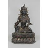 Sitzende Guanyin, bronze Figur mit Resten farbiger Patina und Vergoldung, rückseitig markiert, H.: