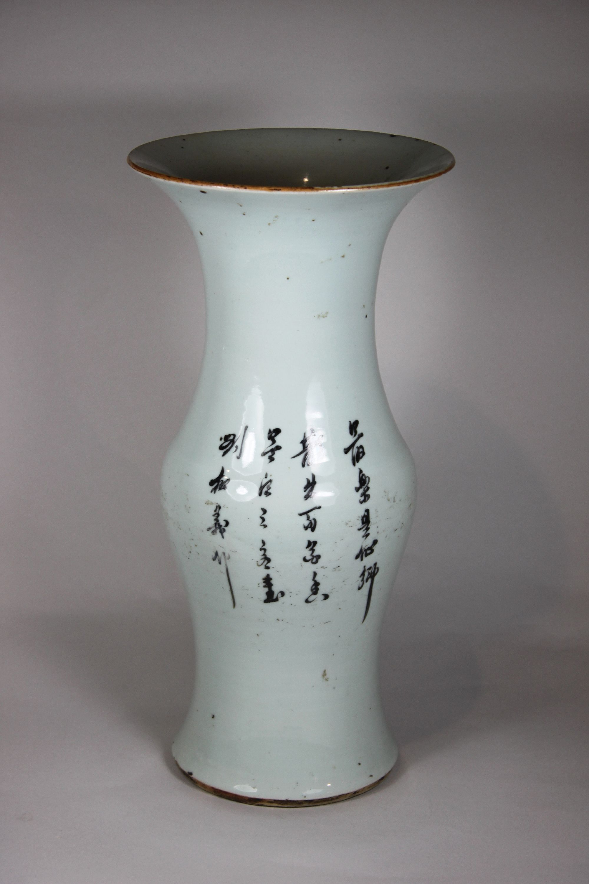 Vase Japan, Porzellan, polychrom bemalt über Glasur, Schriftzeichen und Frau in einer Blumenlandsc - Image 2 of 4