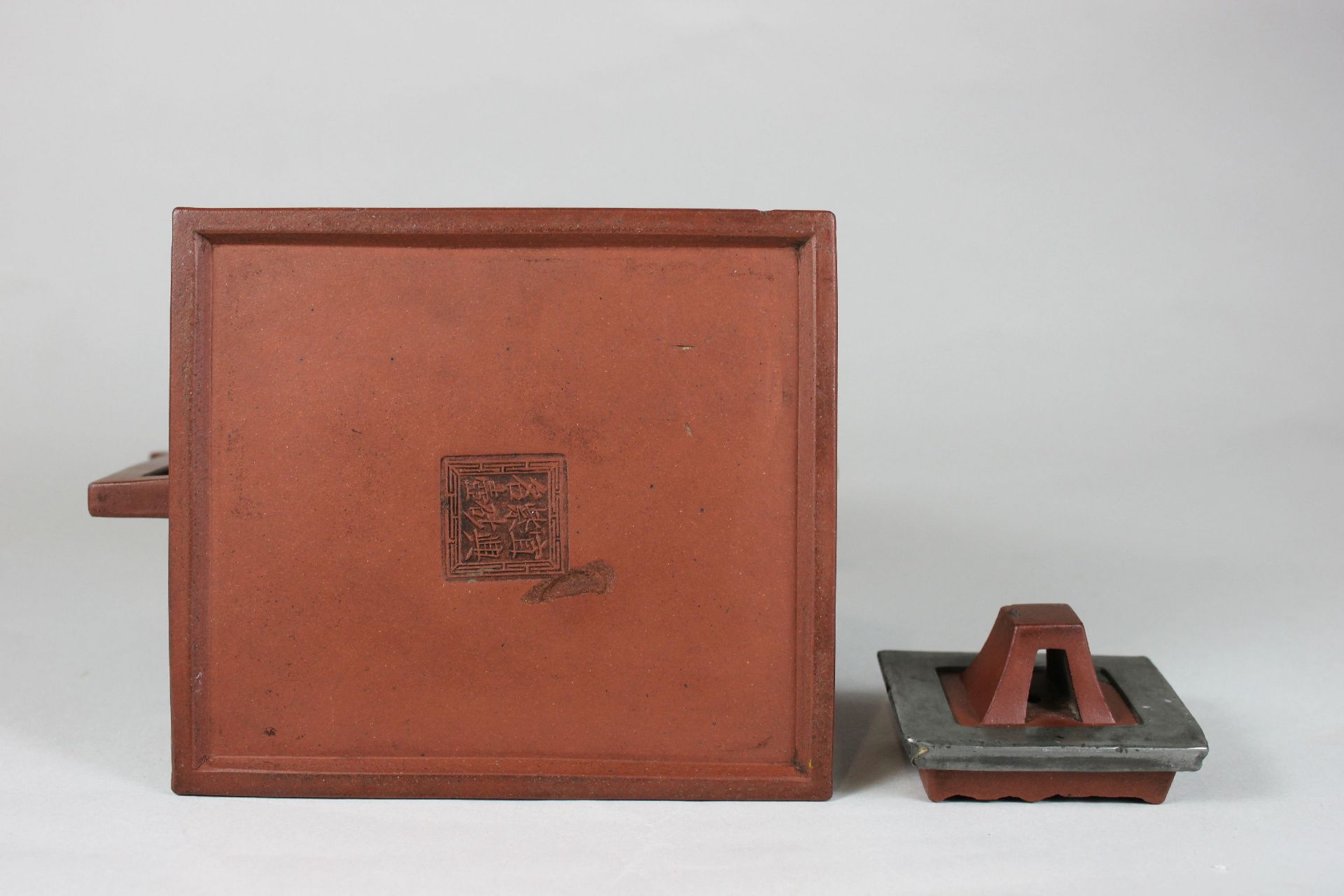 Yixing Teekanne, China, 19. Jh., Ton, Metallmontierung, Pressmarke, H.: ca. 14 cm, Zertifikat.< - Bild 4 aus 4