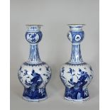 Paar Vasen, Delft, Delfter Blau unter Glasur, Dekor mit Blumen und Vögeln, am Hals Ornamentiert. H