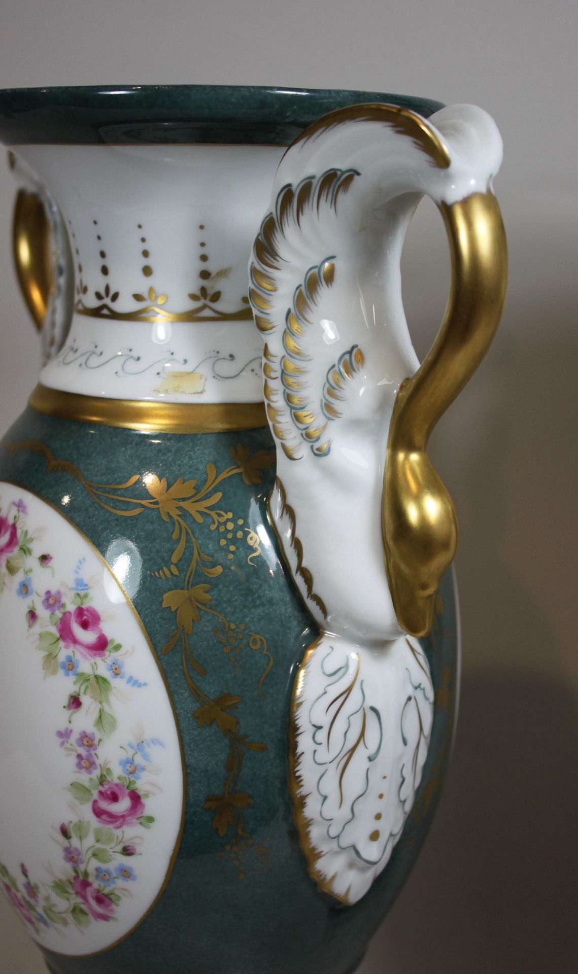 Vasenpaar, Limoges, Frankreich, Porzellan, polychrom bemalt unter Glasur, Gold bemalt, Blumenapplik - Image 3 of 4