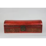 Kleine rote Kiste, Holz, rot lackiert, gold bemalt, Schaniere und Griefe aus Metall, Schnitzereien<