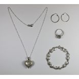 Konvolut aus 5 T. Silberschmuck, Anhänger mit Kette, Armband, Ohrhänger, Ring.Konvolut au