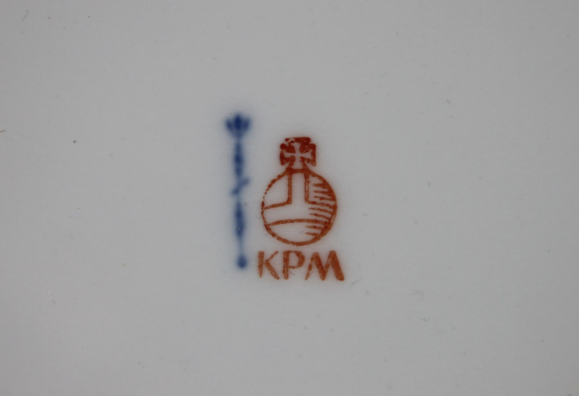 Paar KPM-Teller, Königliche Porzellanmanufaktur Berlin, Porzellan, polychrom bemalt über Glasur,< - Bild 2 aus 2