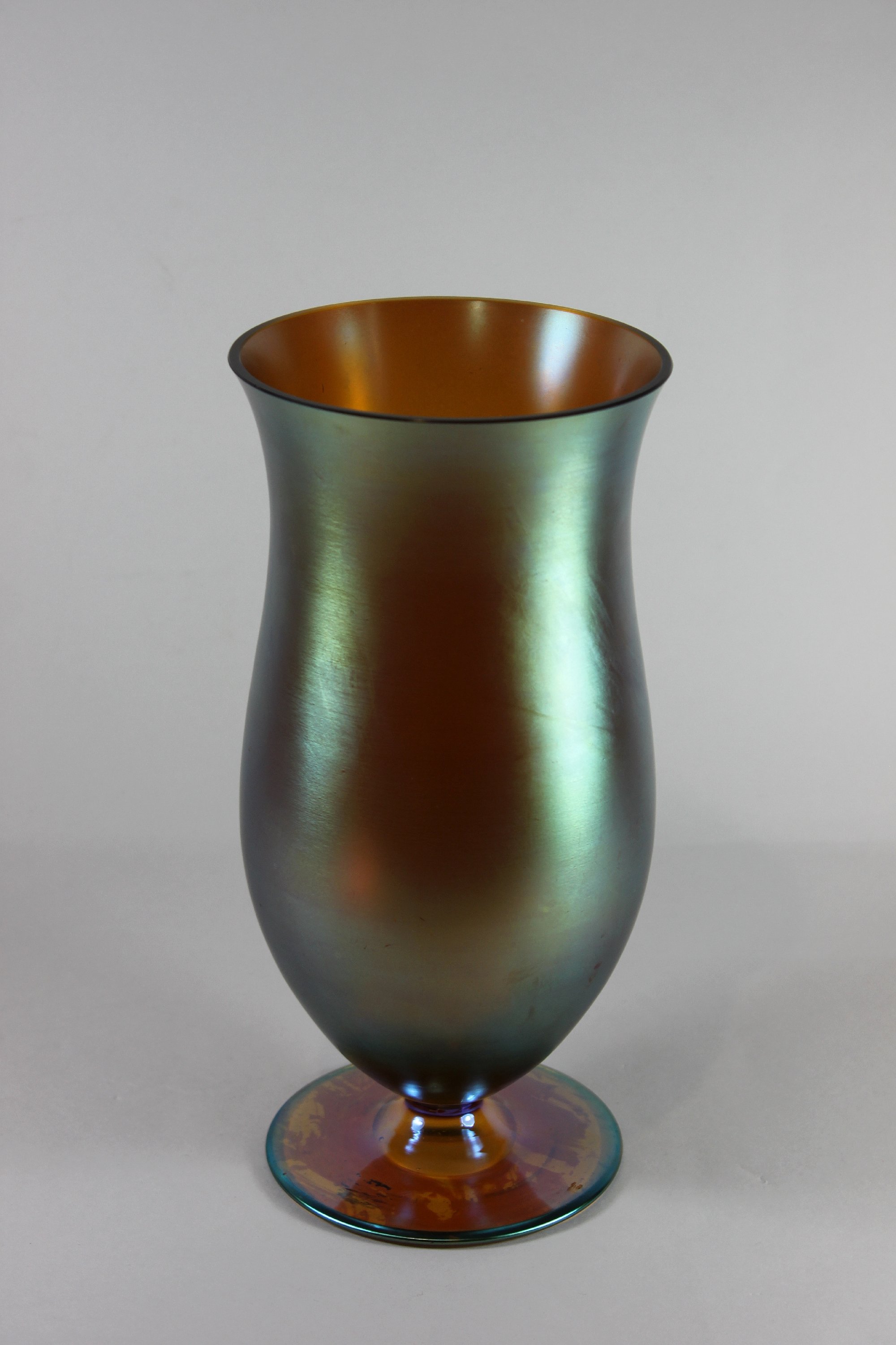 Jugendstil Vase, irisierendes Glas, matter Vasenkörper, polierter Fuß. Dm.: 11,8 cm, H.: 24,5 cm.