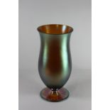 Jugendstil Vase, irisierendes Glas, matter Vasenkörper, polierter Fuß. Dm.: 11,8 cm, H.: 24,5 cm.