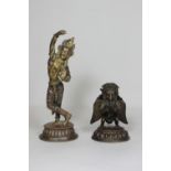 Zwei bronzefiguren, China, 20 Jh. Tanzende Tara, partiel vergoldet, H.: 20 cm, Sockel verschlossen<