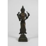 Antike Khmer Stil Figur eines Vishnu, Cambodia, Bronze, steht auf einer Plinthe und hält ein Pfeil