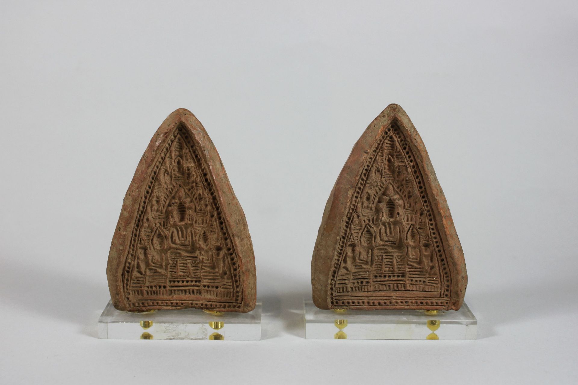 Paar Tonabdrücke auf Plexiglas, Pyramidenförmig mit ornamentierter Szene im inneren, Abbildung Te