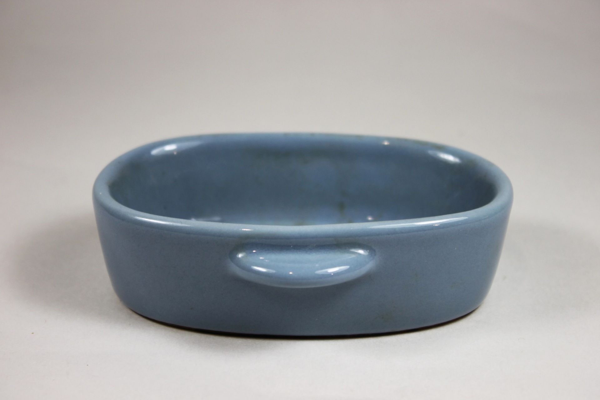 Pinselwascher, China, Porzellan, Blau glasiert, blauer Stempel unterseitig. Maße: 11 x 3,5 x 9 cm. - Bild 2 aus 3