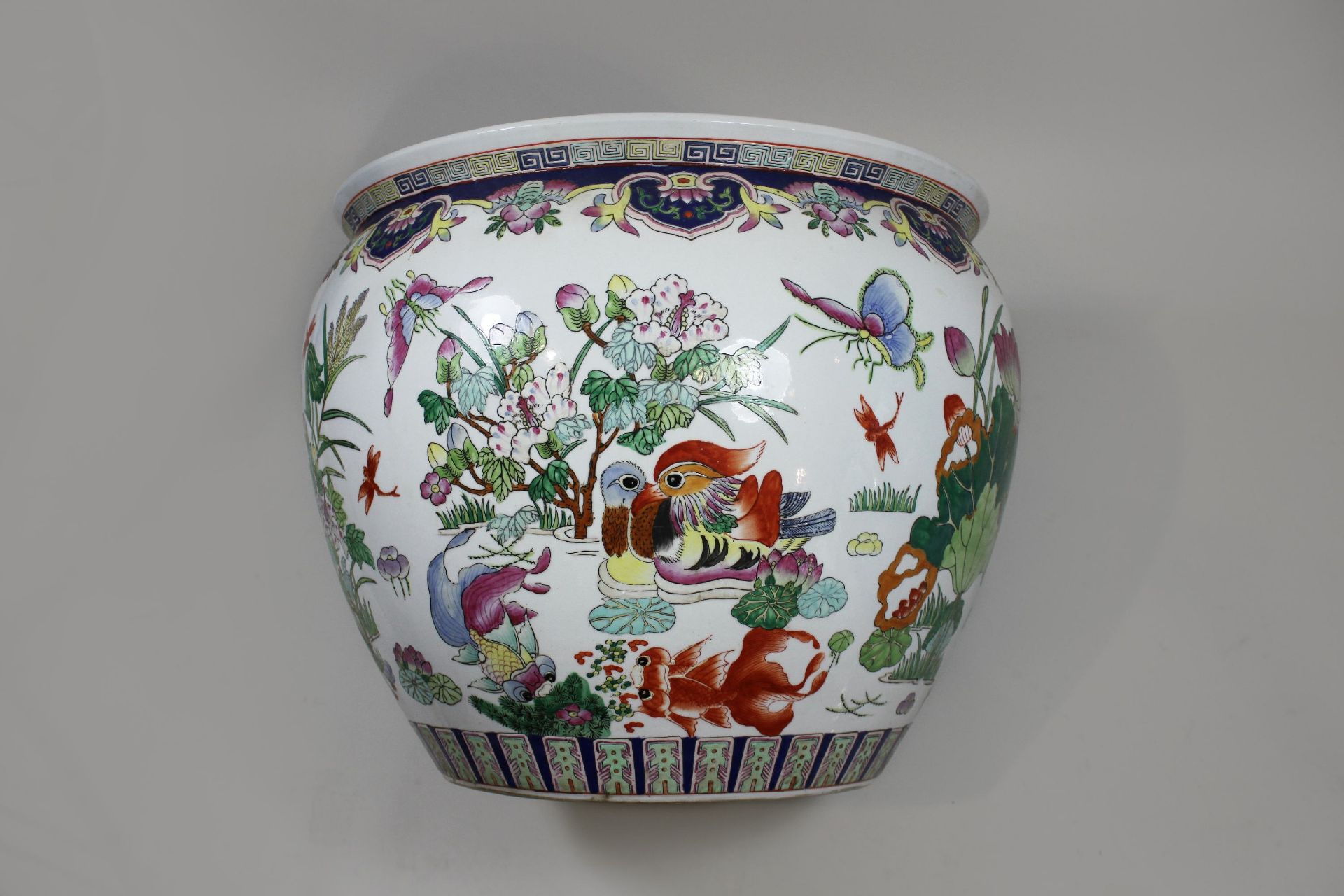 Fishbowl, China, Porzellan, polychrom bemalt über Glasur, floraler Dekor, Innen Koi-Fische und Was - Image 3 of 5