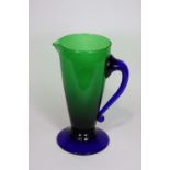 Glaskaraffe, Jugendstil, gefärbtes Glas, grüner Korpus, blauer Sockel und Griff. H.: 23,5 cm, Dm.