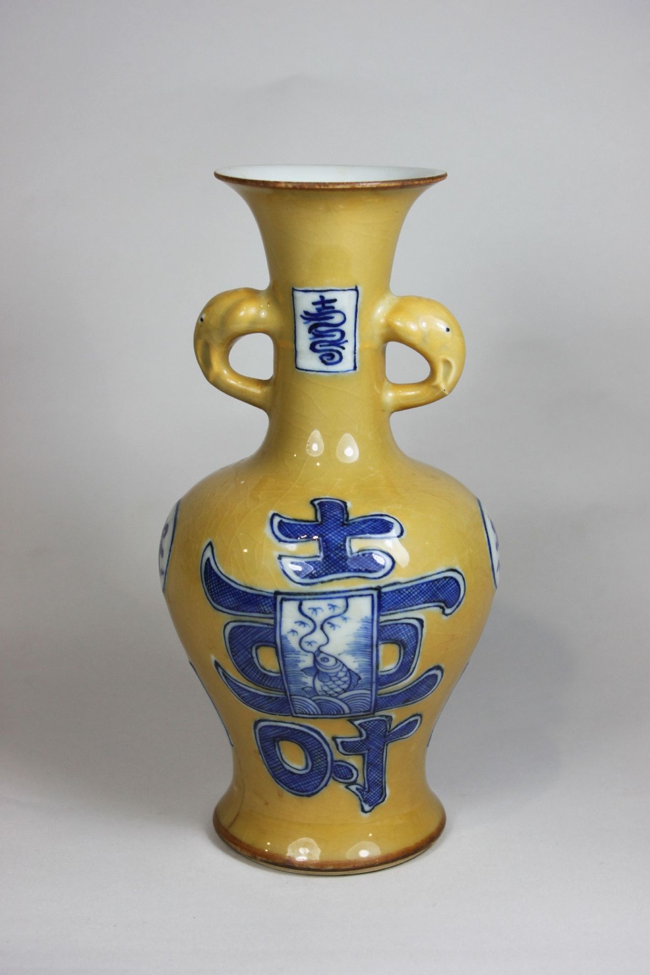 Vase, China, Qing-Dynastie, Gelb und Blau unter Glasur, Henkel in Elefantenkopfform, Sechs-Siegel-S