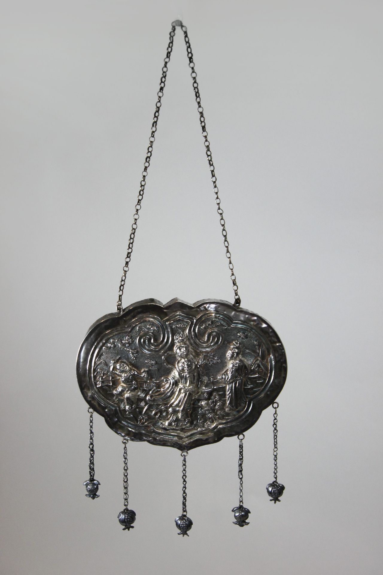 Silbermedallion, wohl 19. Jh., mit figürlicher Abbildung, fünf kleine Glocken, mit Zertifikat. Ma