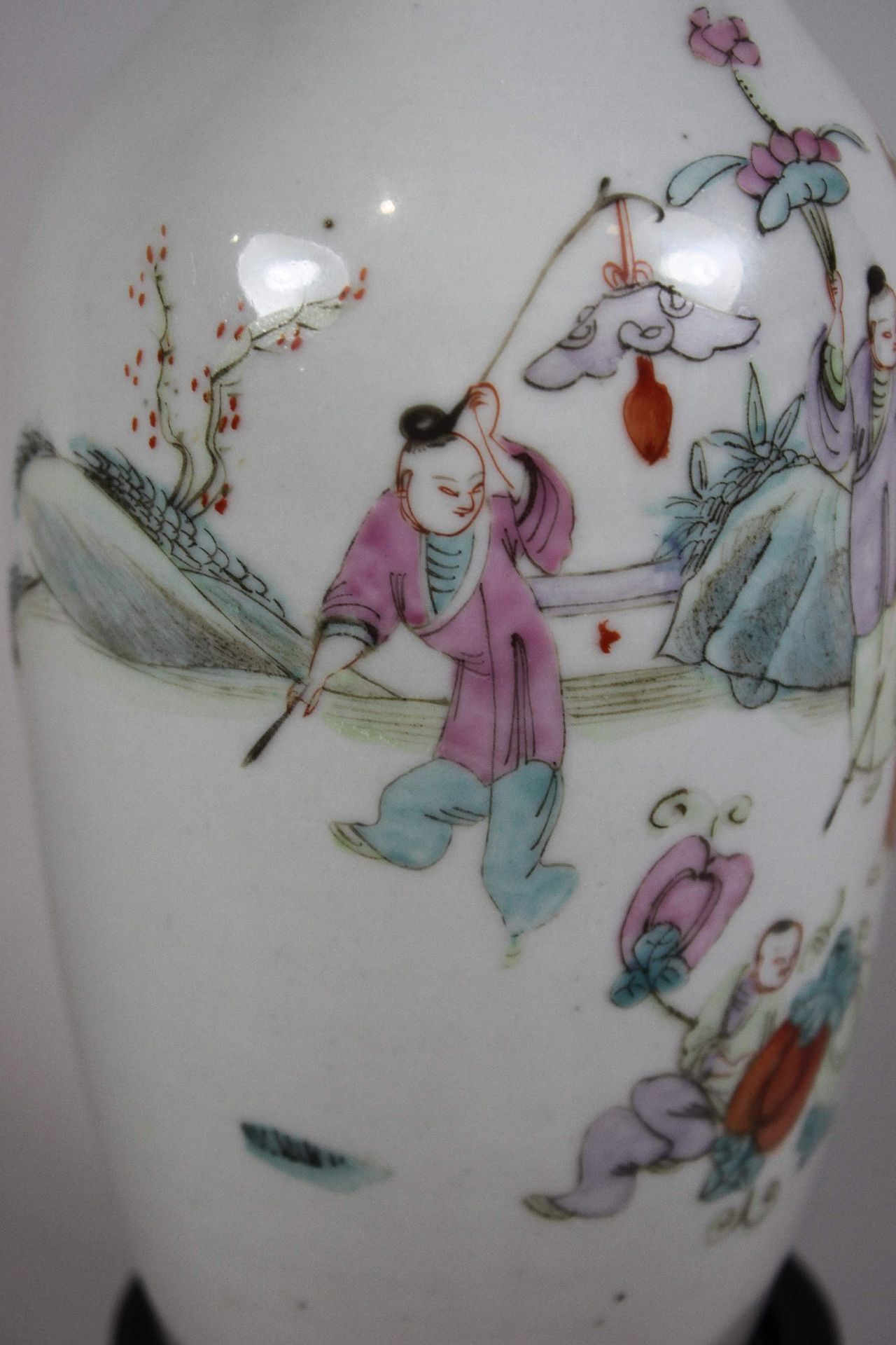 Porzellanvase, Familie Rose, Qing-Dynastie, China, 19. Jh., polychrome Überglasur, figürliche Sze - Image 5 of 5