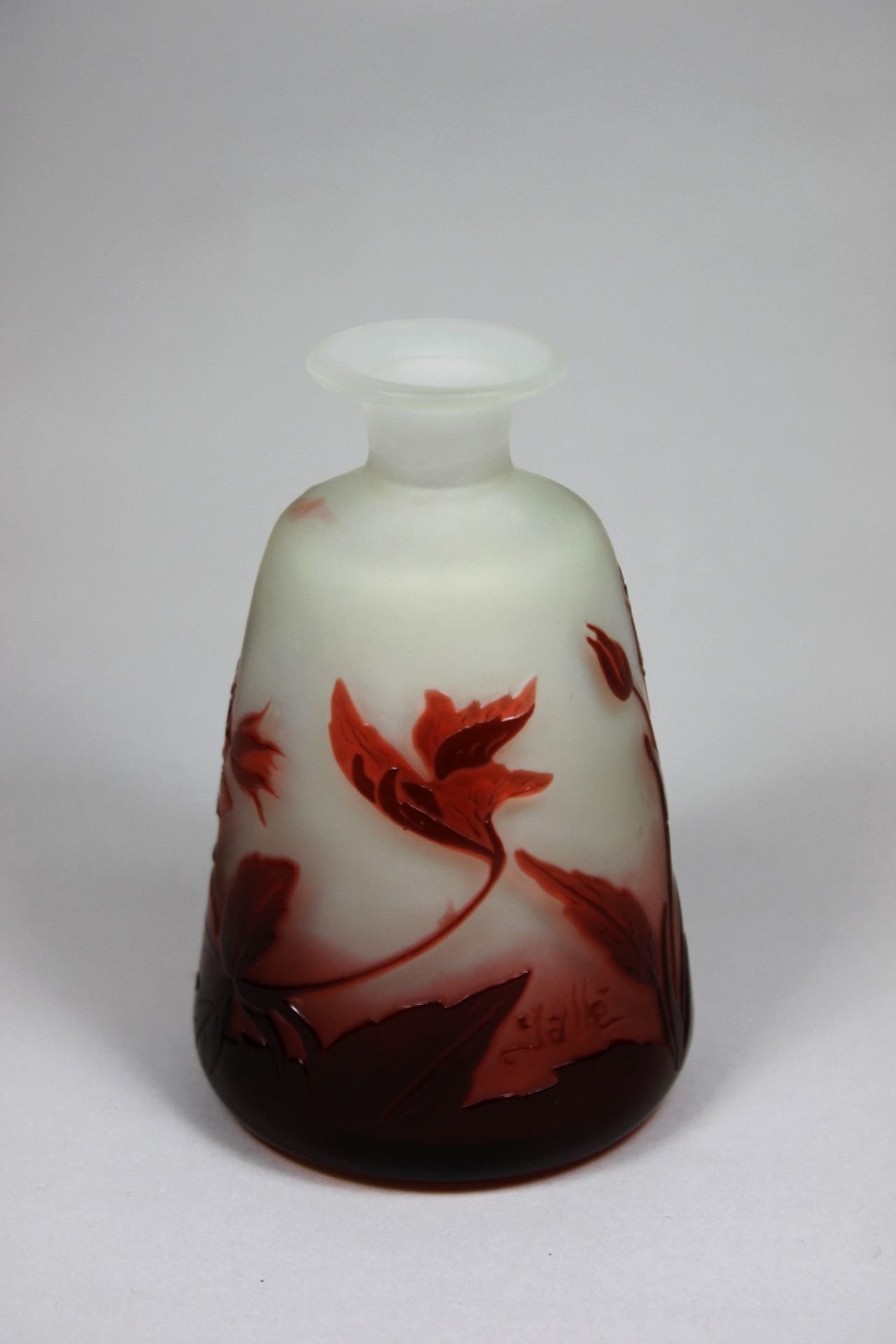 Kleine Galle-Vase, farbloses Glas, mattierter Grund, rot überfangen, an Wandung Reliefsignatur Gal - Image 2 of 3