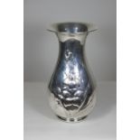 Vase, 800er Silber, mit Blumendekor, Stempel am Boden. H.: ca. 30 cm. G.: 938 g. Altersbedingter Zu