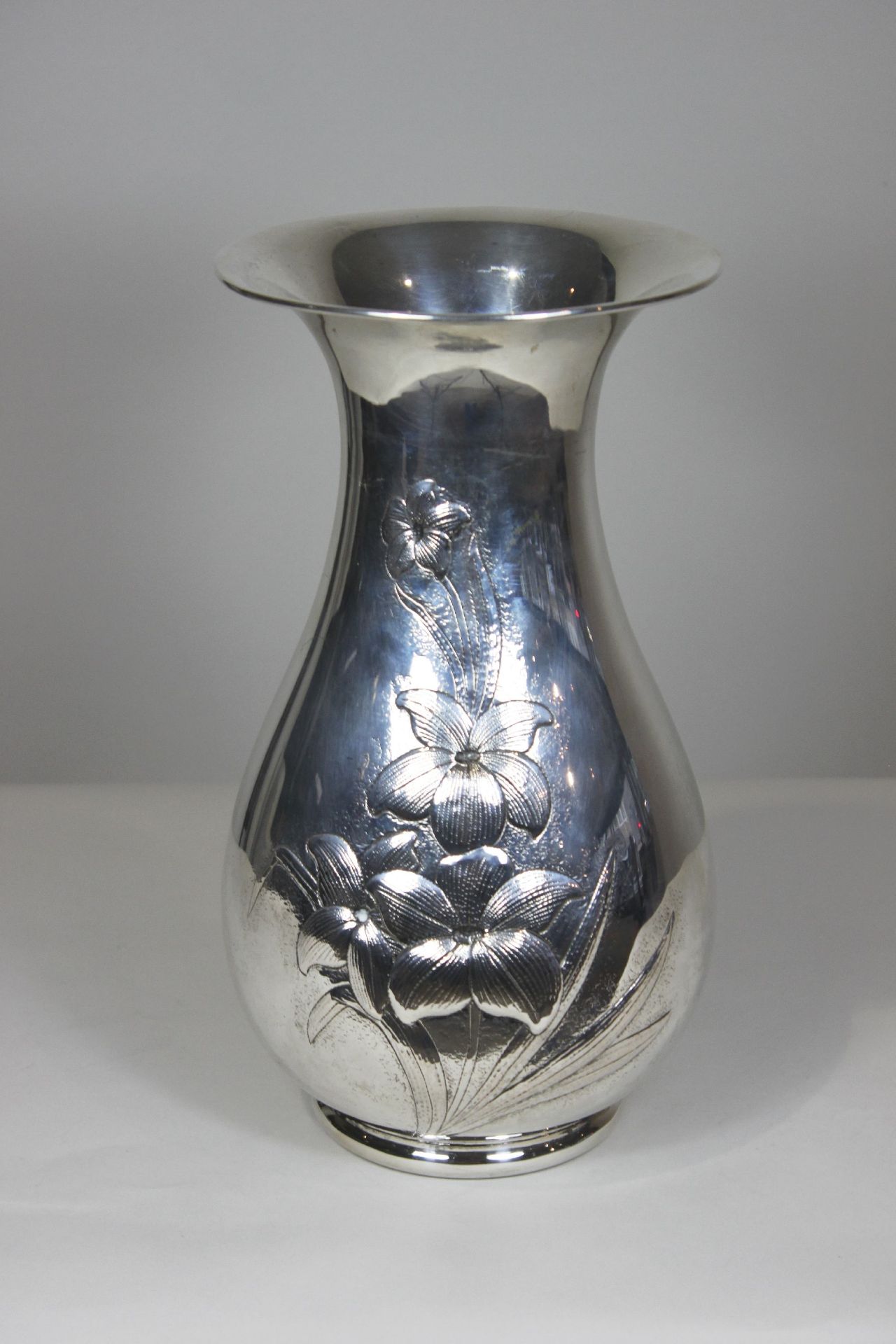 Vase, 800er Silber, mit Blumendekor, Stempel am Boden. H.: ca. 30 cm. G.: 938 g. Altersbedingter Zu