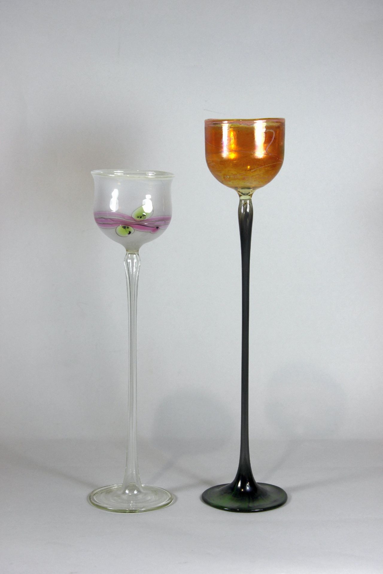 Pavel Molnar, Kelchglas, 1980, Glas, farbig, sign. und dat. H.: 29 cm und 33,5 cm.Pavel Mol