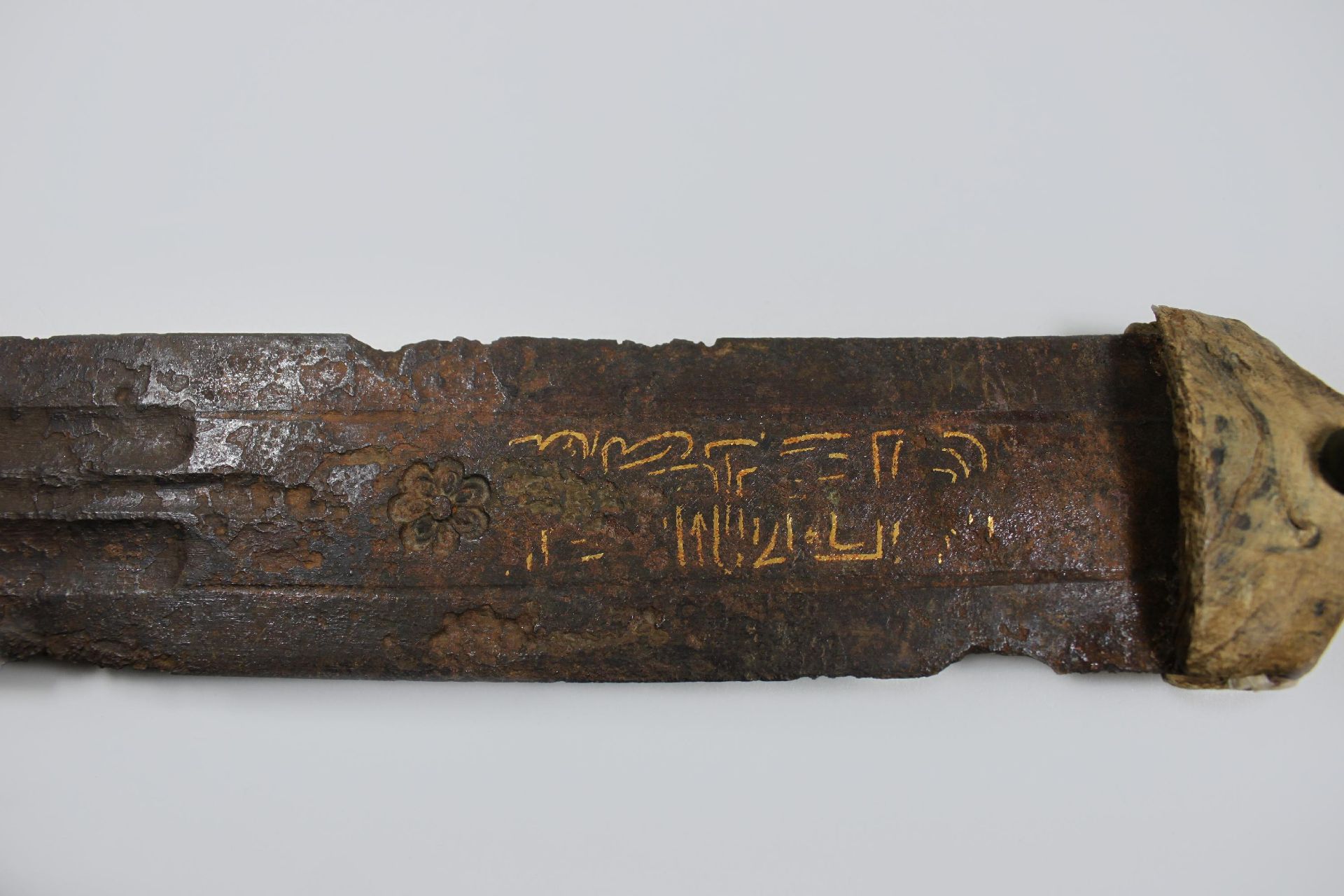 Schwert, Iran, Klinge mit goldener Verzierung, Blüte punziert, spitzzulaufend, Holzgriff. Klingenl - Image 2 of 2