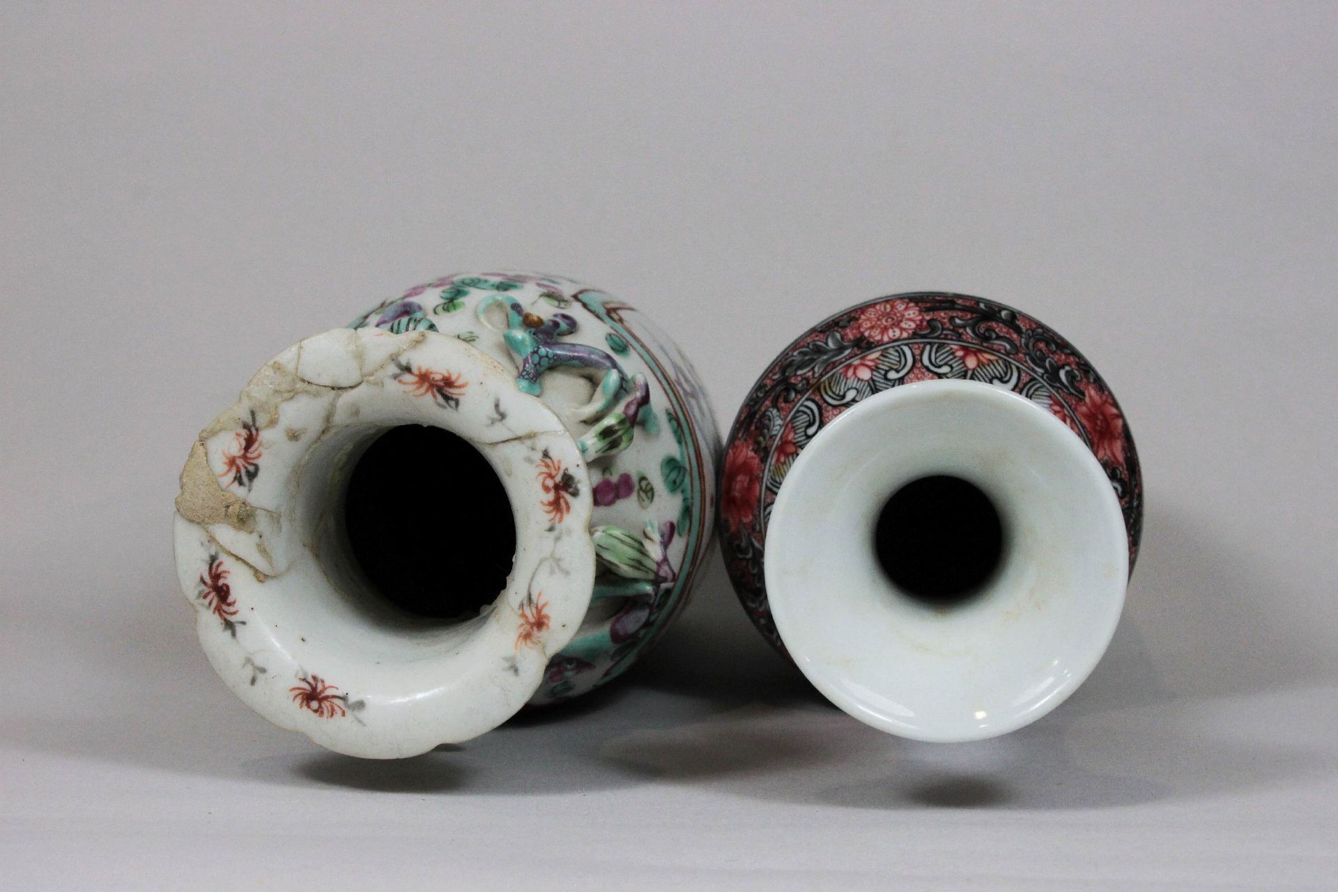 Paar Vasen, China, Porzellan, polychrom über Glasur, 1: zwei Szenen umrahmt von Ranken, plastisch< - Image 3 of 4
