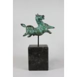 Pferdefigur, Bronze auf Marmorsockel, Arthur Spronken (niederländisch, geb. 1930), grün patiniert