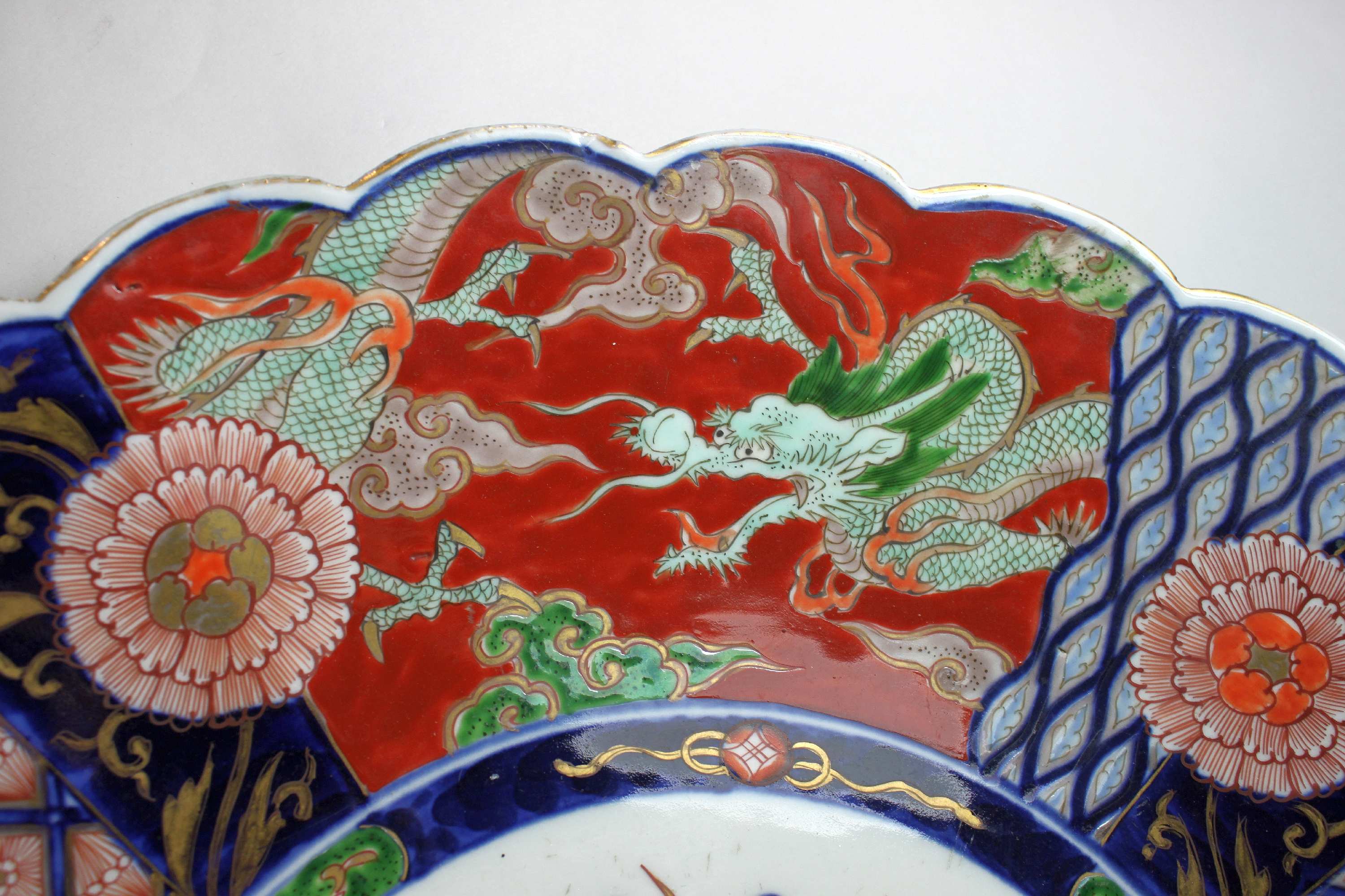 Imari Teller, Japan, wohl 2. H. 19. Jh., Porzellan, polychrom bemalt unter Glasur, Gold bemalt übe - Image 2 of 4