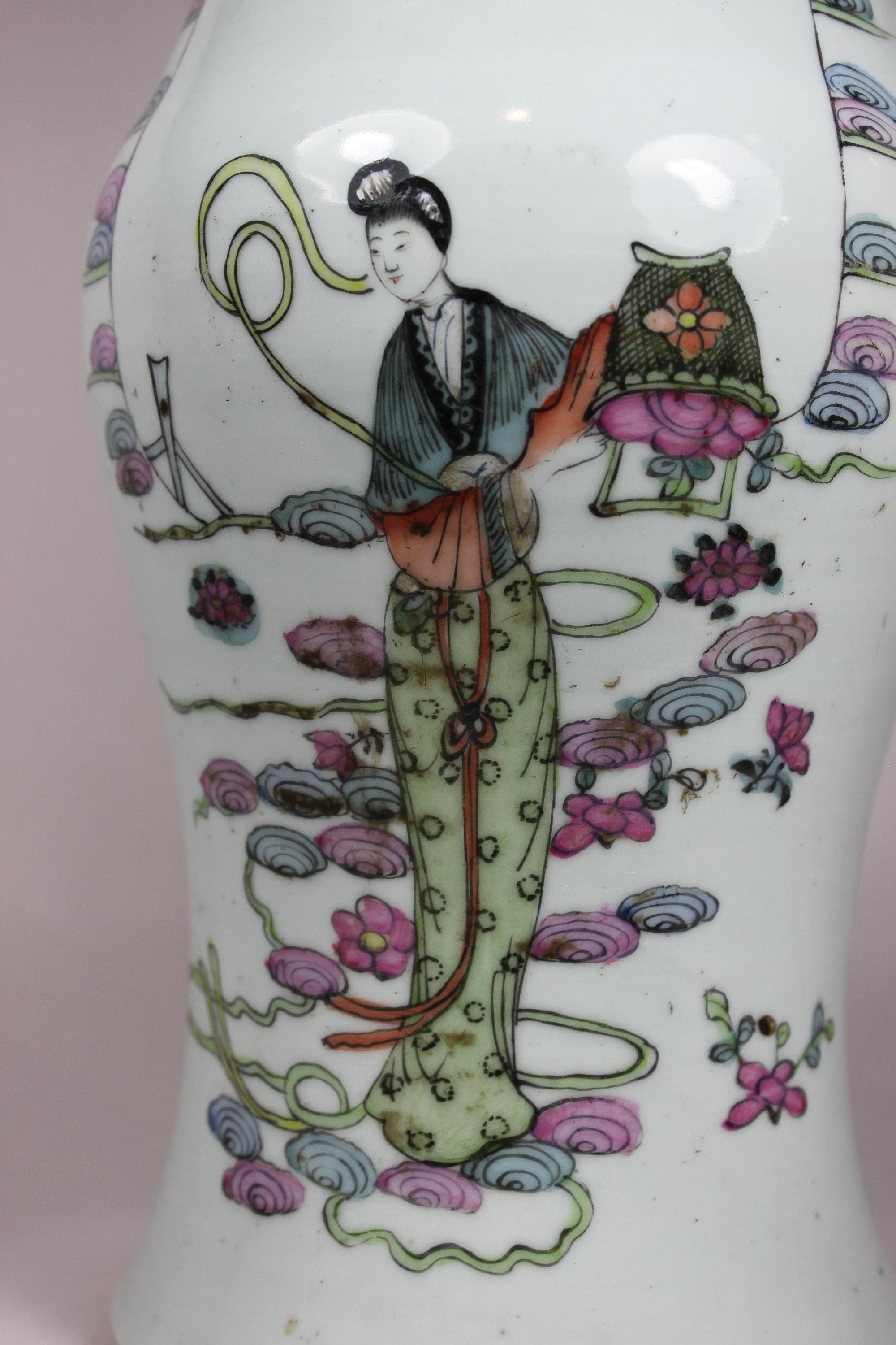 Vase Japan, Porzellan, polychrom bemalt über Glasur, Schriftzeichen und Frau in einer Blumenlandsc - Image 3 of 4