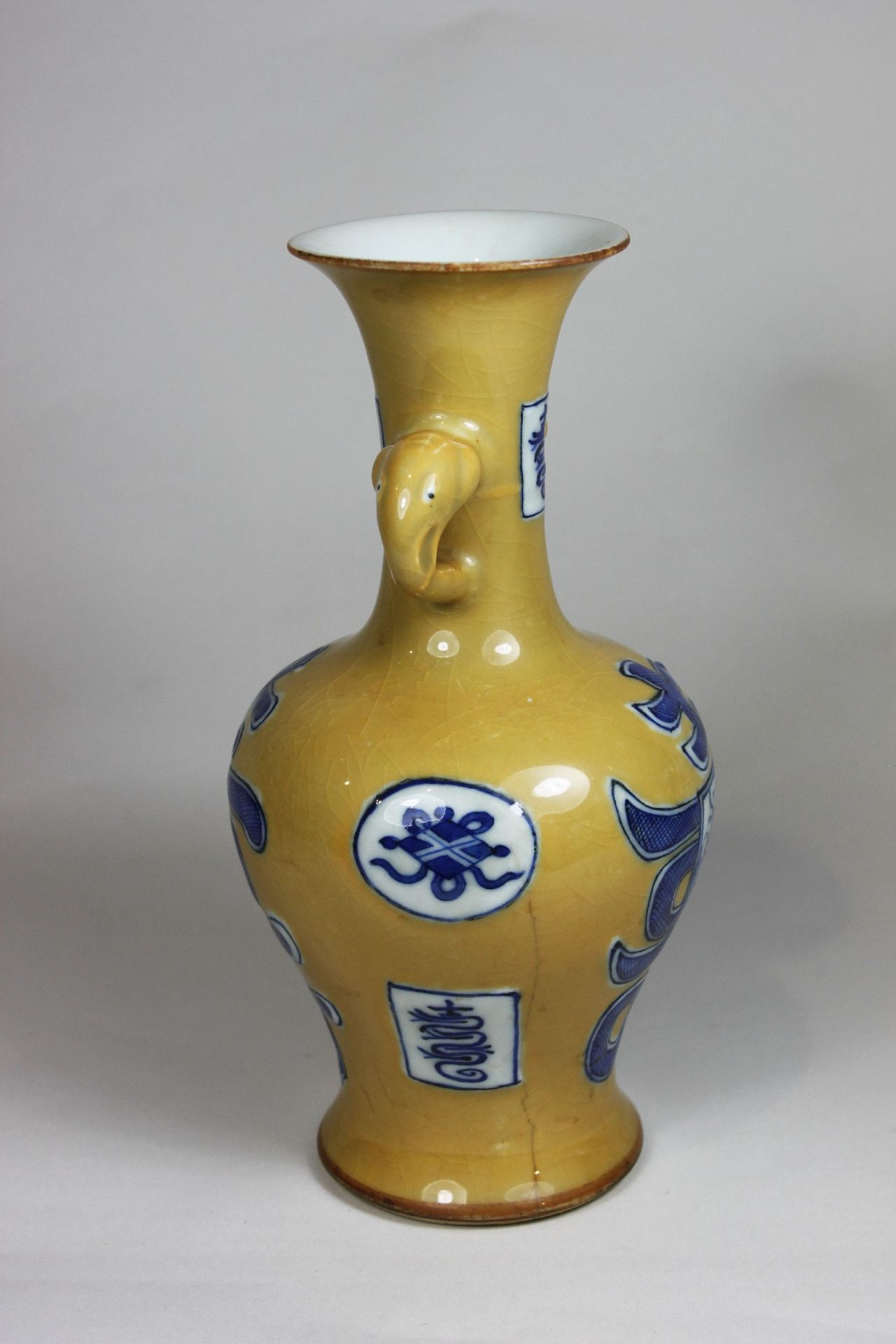 Vase, China, Qing-Dynastie, Gelb und Blau unter Glasur, Henkel in Elefantenkopfform, Sechs-Siegel-S - Bild 4 aus 5