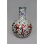 Große Vase, Famille Rose, China, 19. Jh., blaue Kaiser Qianlong Marke unter Glasur am Boden, Porze