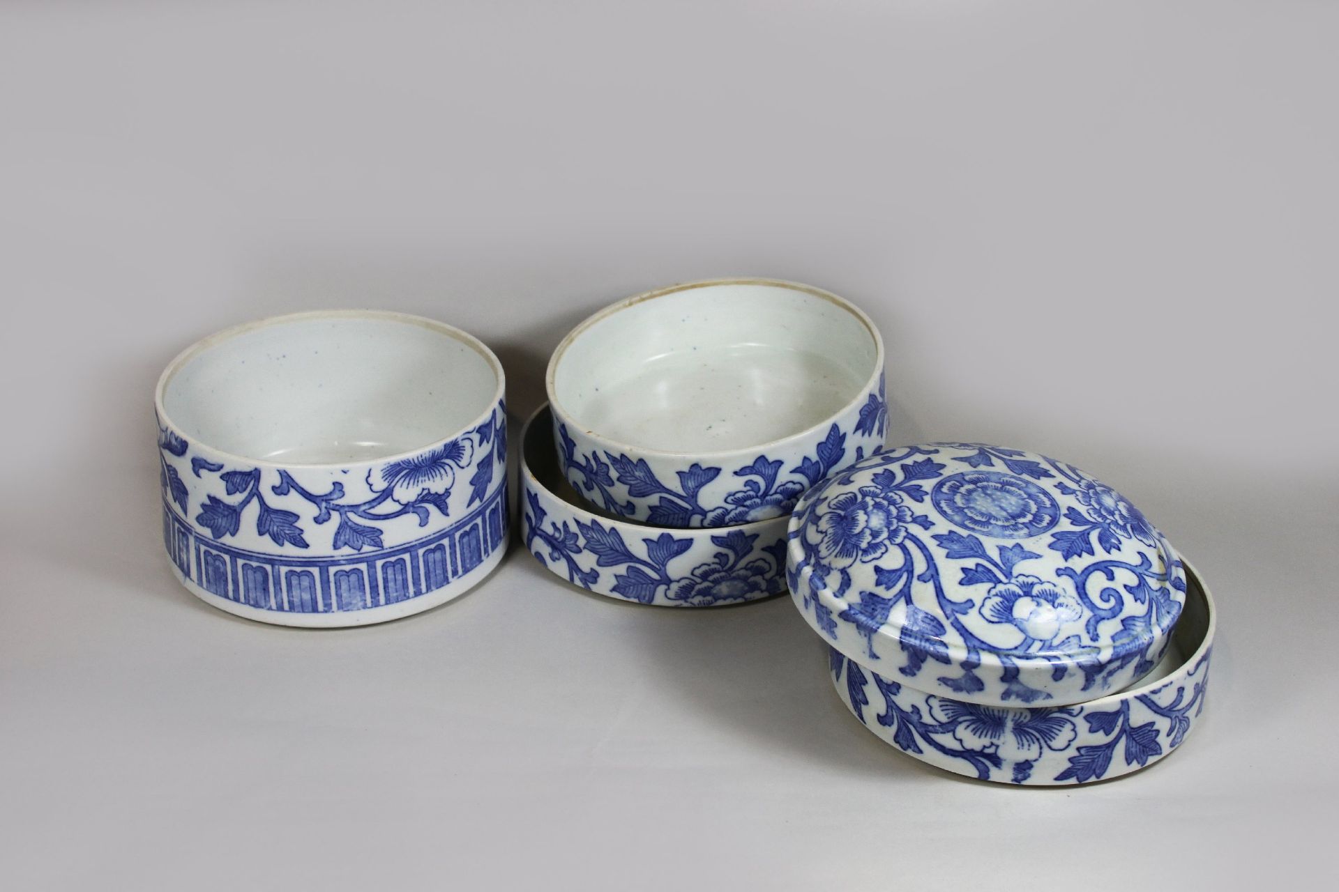 Mehrstöckiges Vorratsgefäß, China, Porzellan, weiß und blau, bestehend aus 5 Teilen, unterste S - Bild 2 aus 2