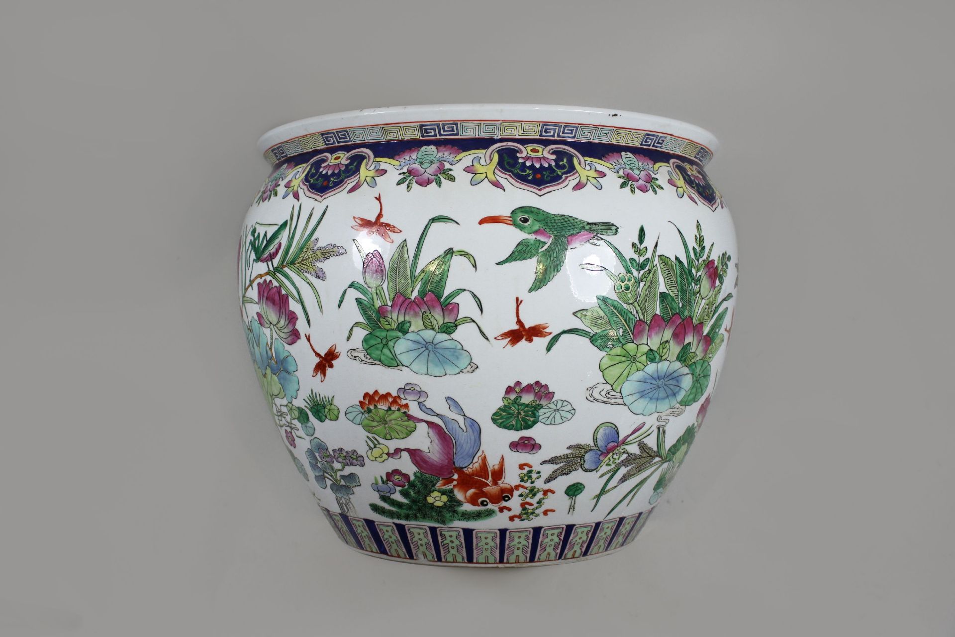 Fishbowl, China, Porzellan, polychrom bemalt über Glasur, floraler Dekor, Innen Koi-Fische und Was - Bild 5 aus 5