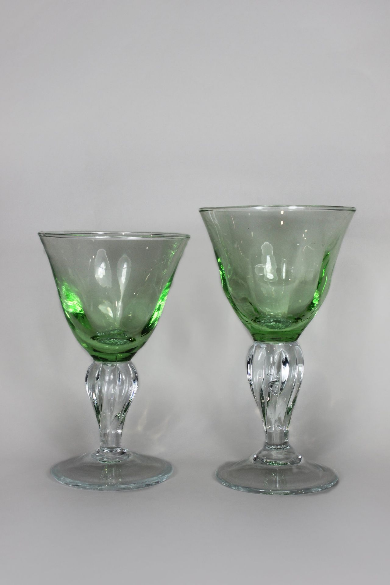 Glaskelche 7 Stk., Jugendstil, farbloses Kristalglas, grün überfangen, fünf große Kelche, zwei< - Bild 2 aus 2