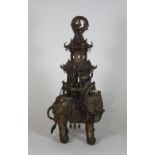 Räuchergefäß, Elefant mit Pagode, China, 19. Jh., Bronze braun patiniert, H.: 42 cm.Räu