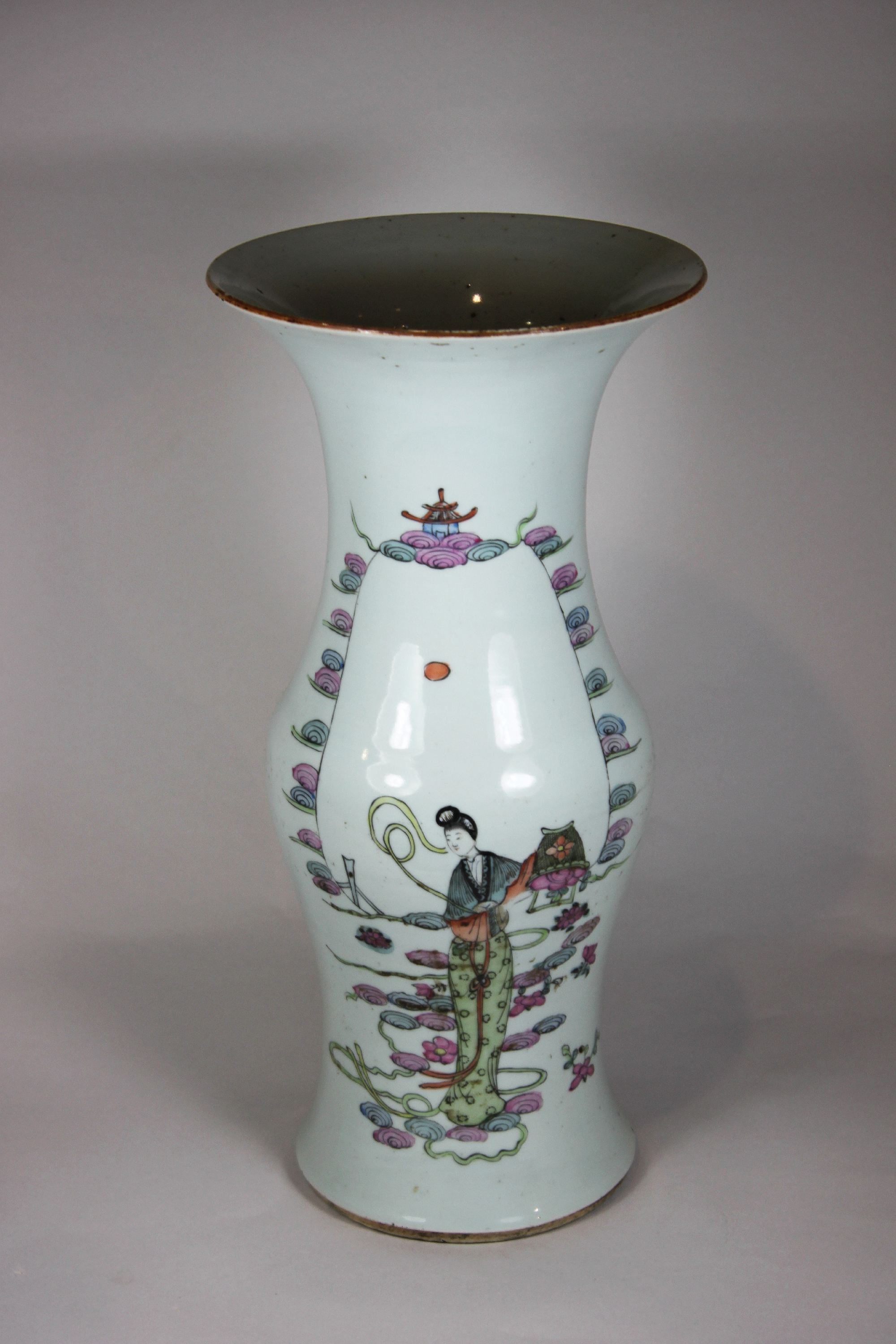Vase Japan, Porzellan, polychrom bemalt über Glasur, Schriftzeichen und Frau in einer Blumenlandsc