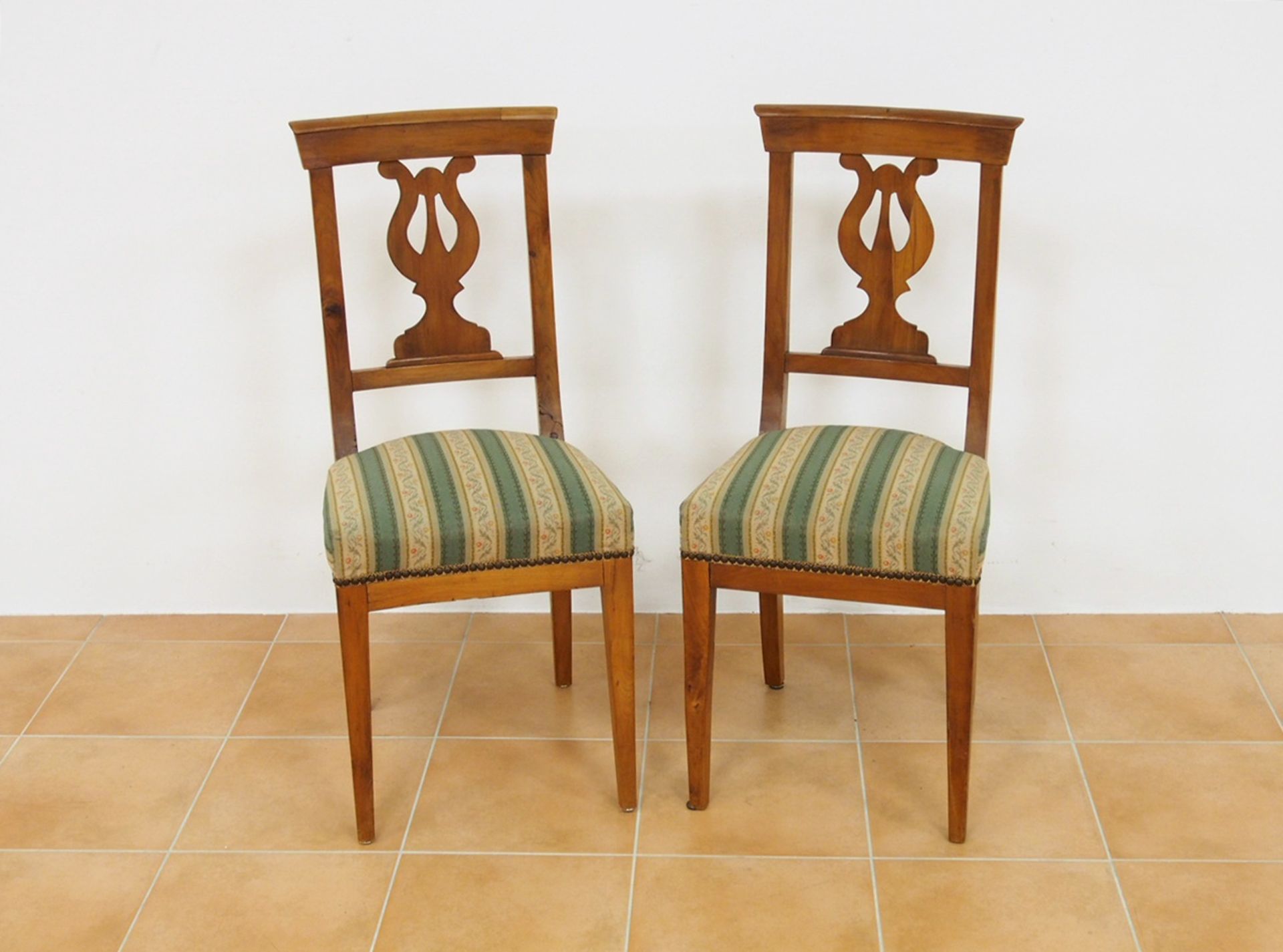 Paar Stühle mit Lyra-Lehne