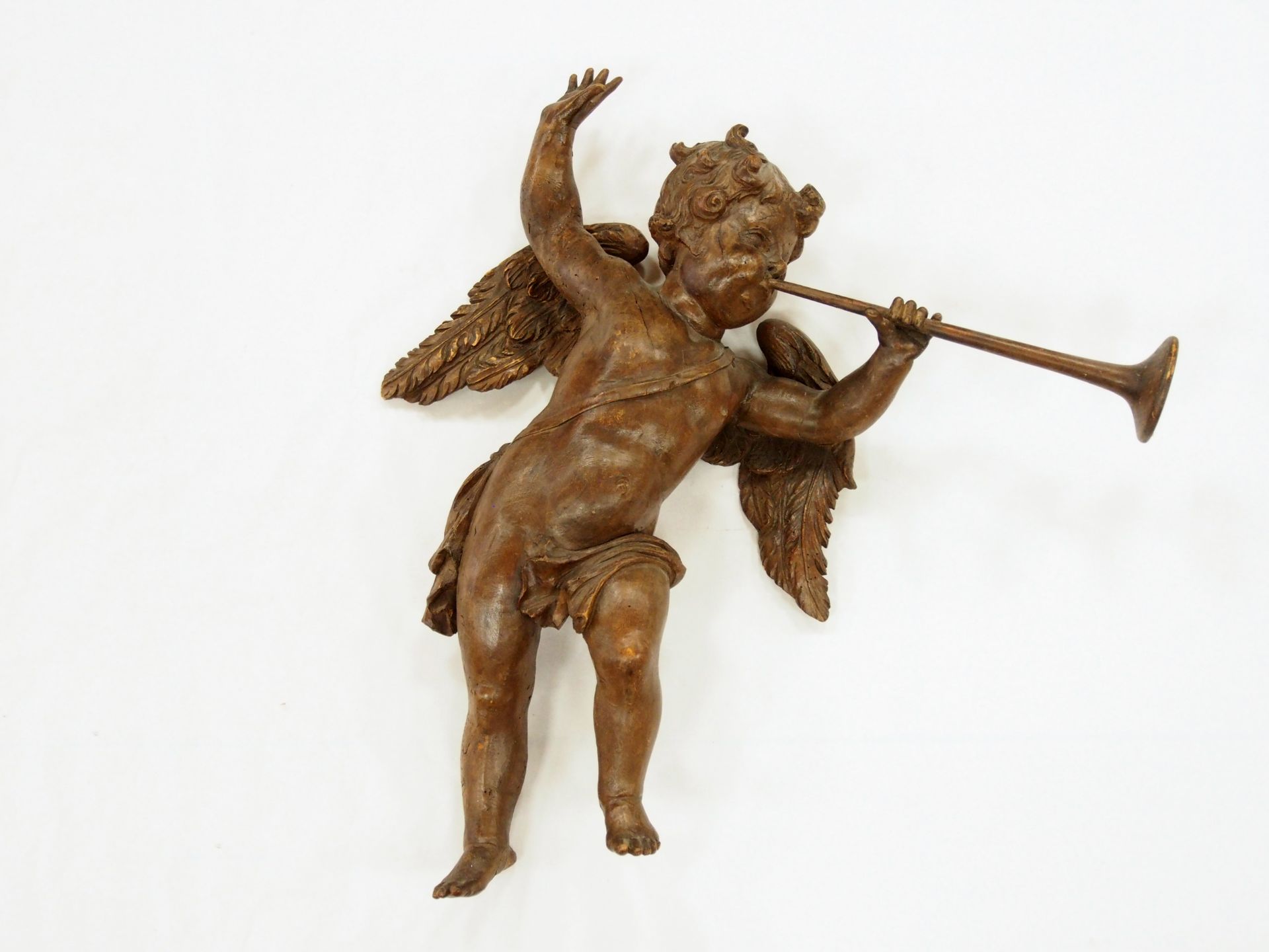 Geflügelter Putto mit Posaune