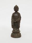 Stehender Buddha auf Lotusthron