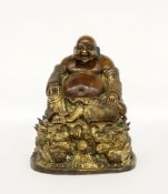 Lachender Buddha auf Lotusthron mit Drachen
