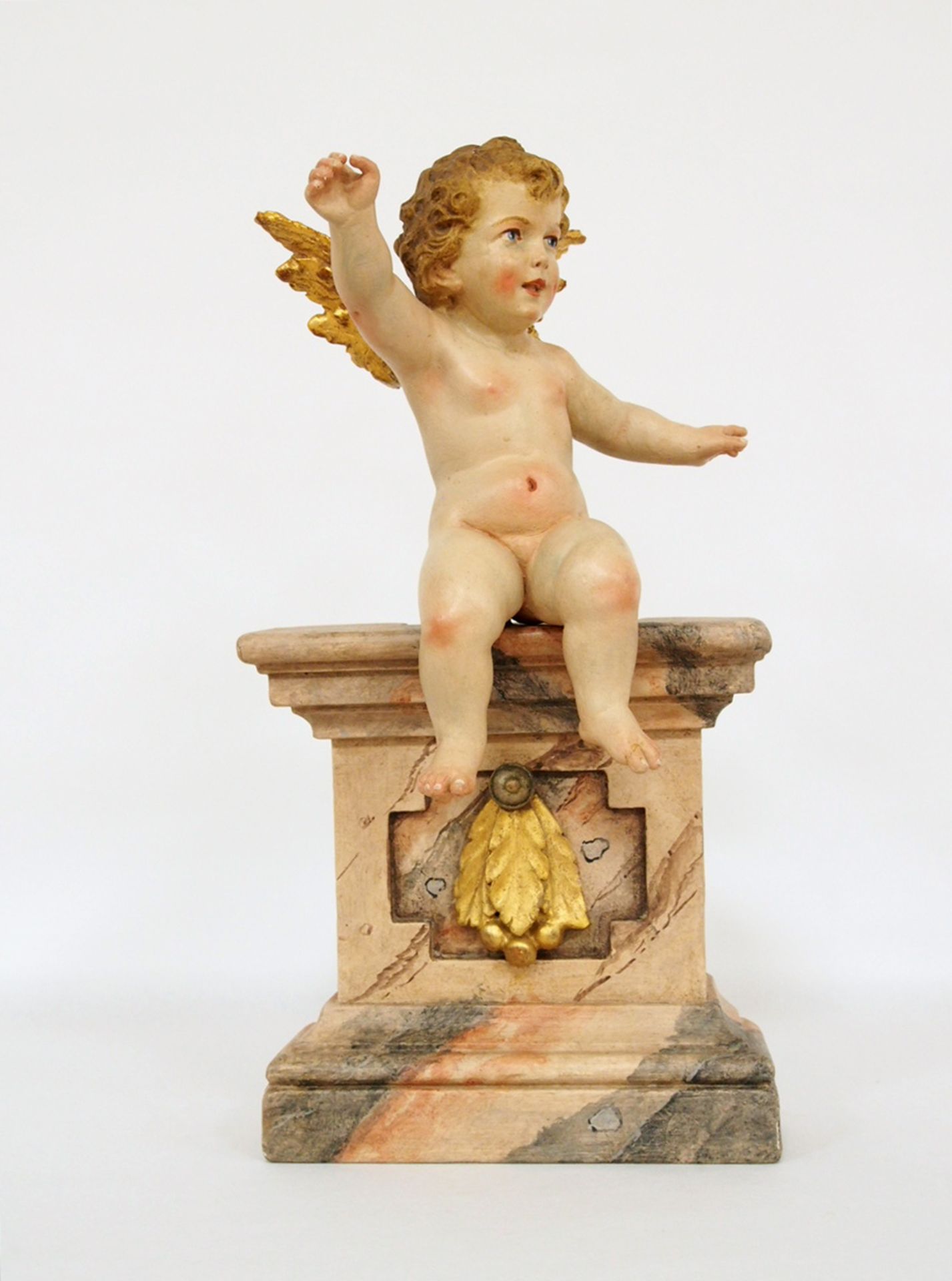 Geflügelter Putto auf einem Podest