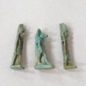 Drei ägyptische Amulettfiguren (Isis, Horus und Anubis)
