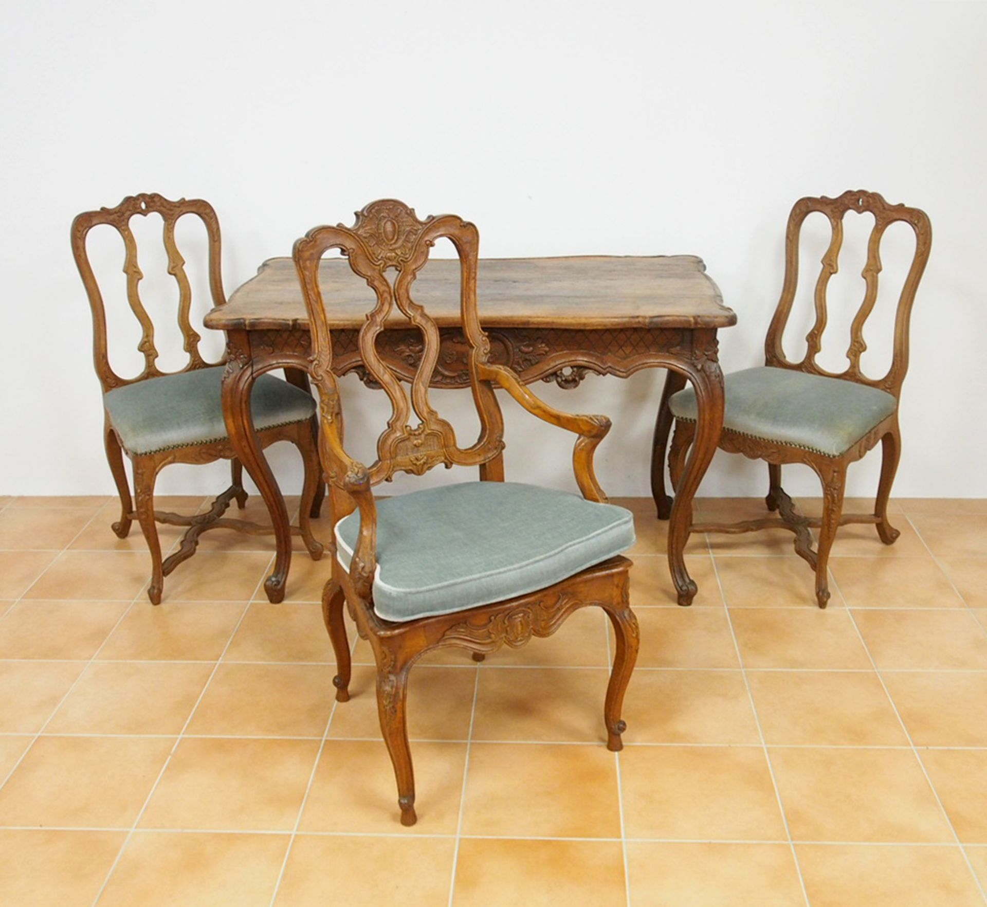 Tisch, zwei Stühle, ein Armlehnstuhl